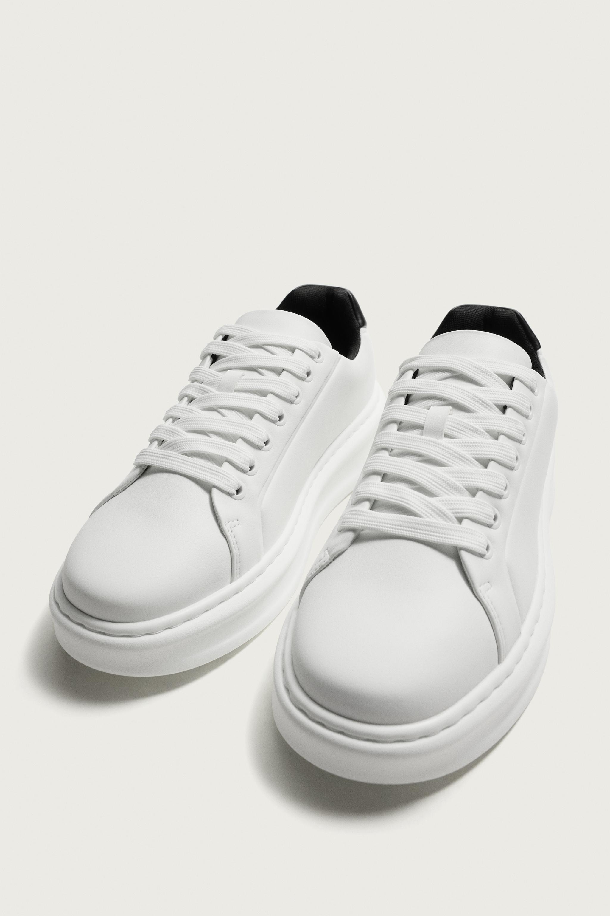 BASKETS AVEC DÉTAIL AU TALON